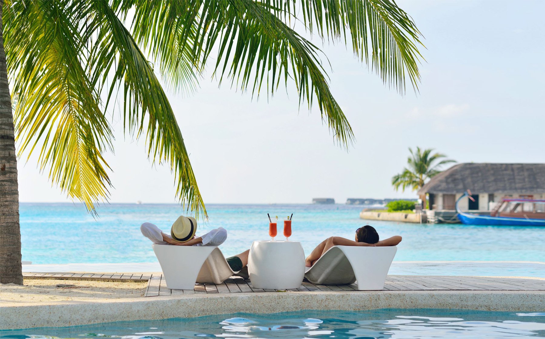 happy-couple-beach-stock-webhero